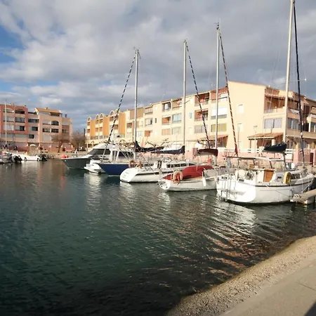 Apartment A Balcony Overlooking The Marina