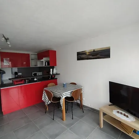 Apartment A Balcony Overlooking The Marina